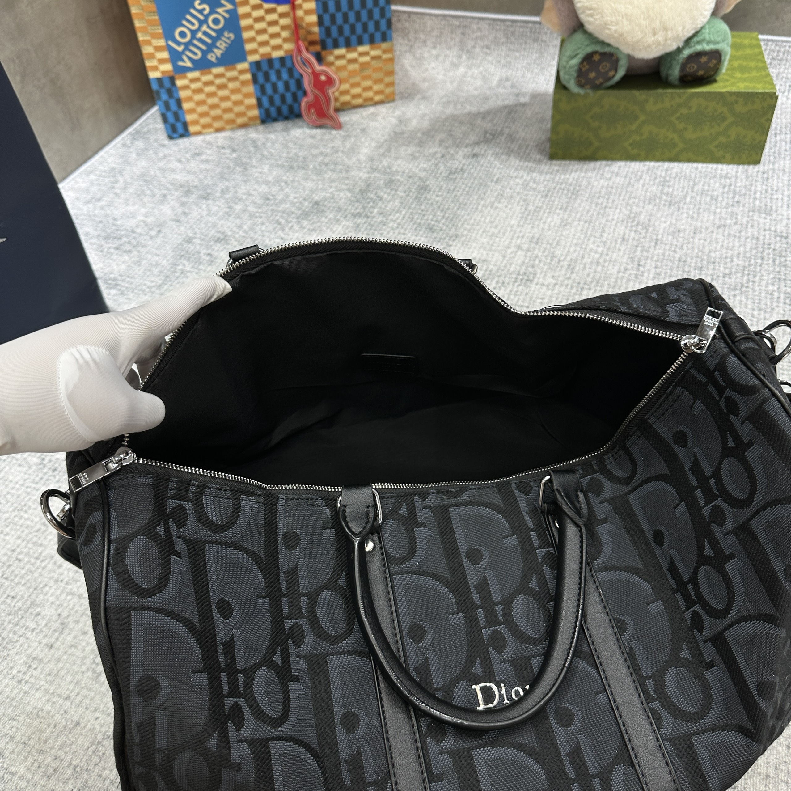 Túi trống du lịch Dior CD Đen họa tiết logo chữ full size 50cm Like Auth Fullbox phụ kiện PLD